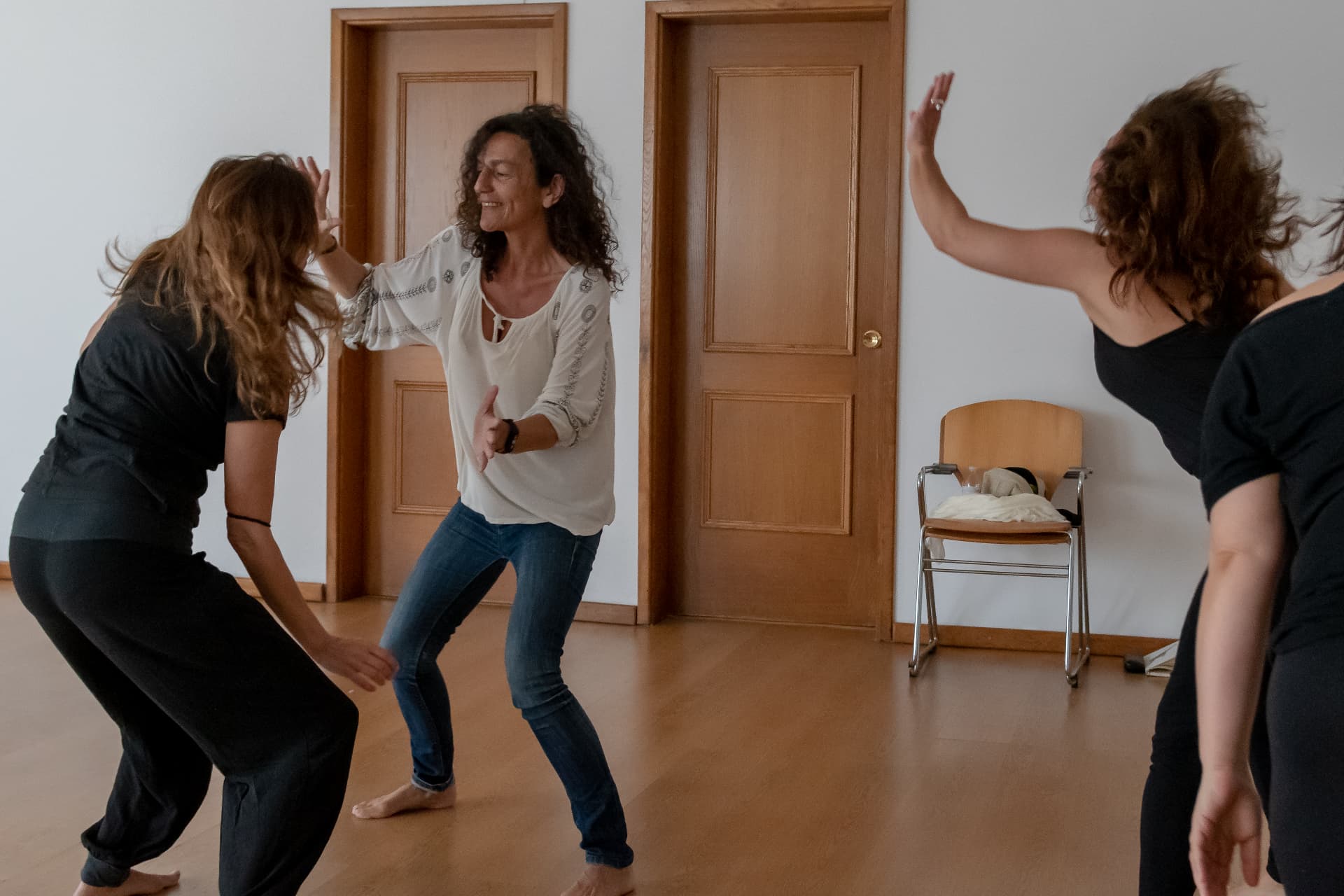 Trabalho de improvisação em movimento entre participantes