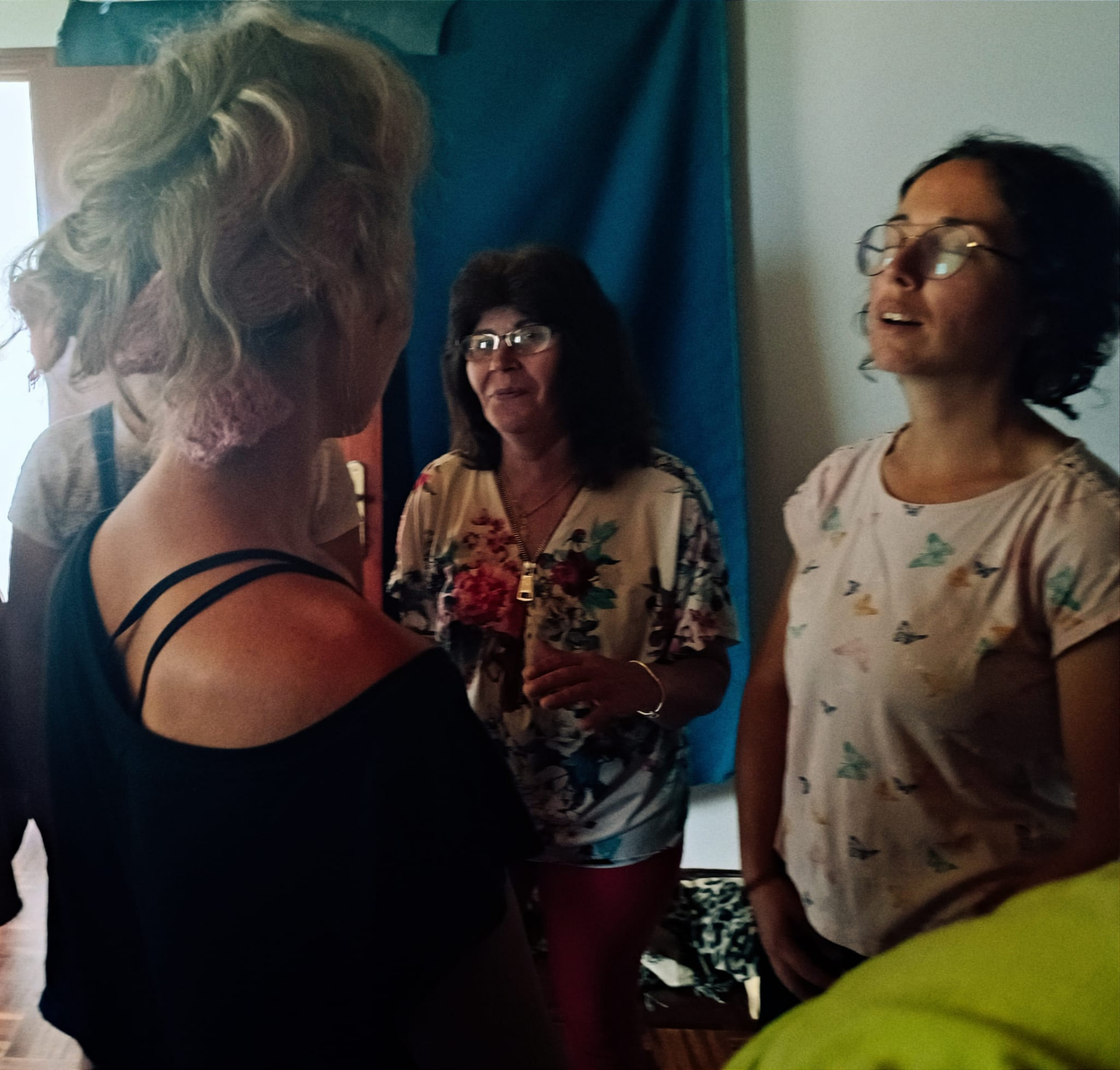 Grupo em roda de conversa e canto durante uma sessão