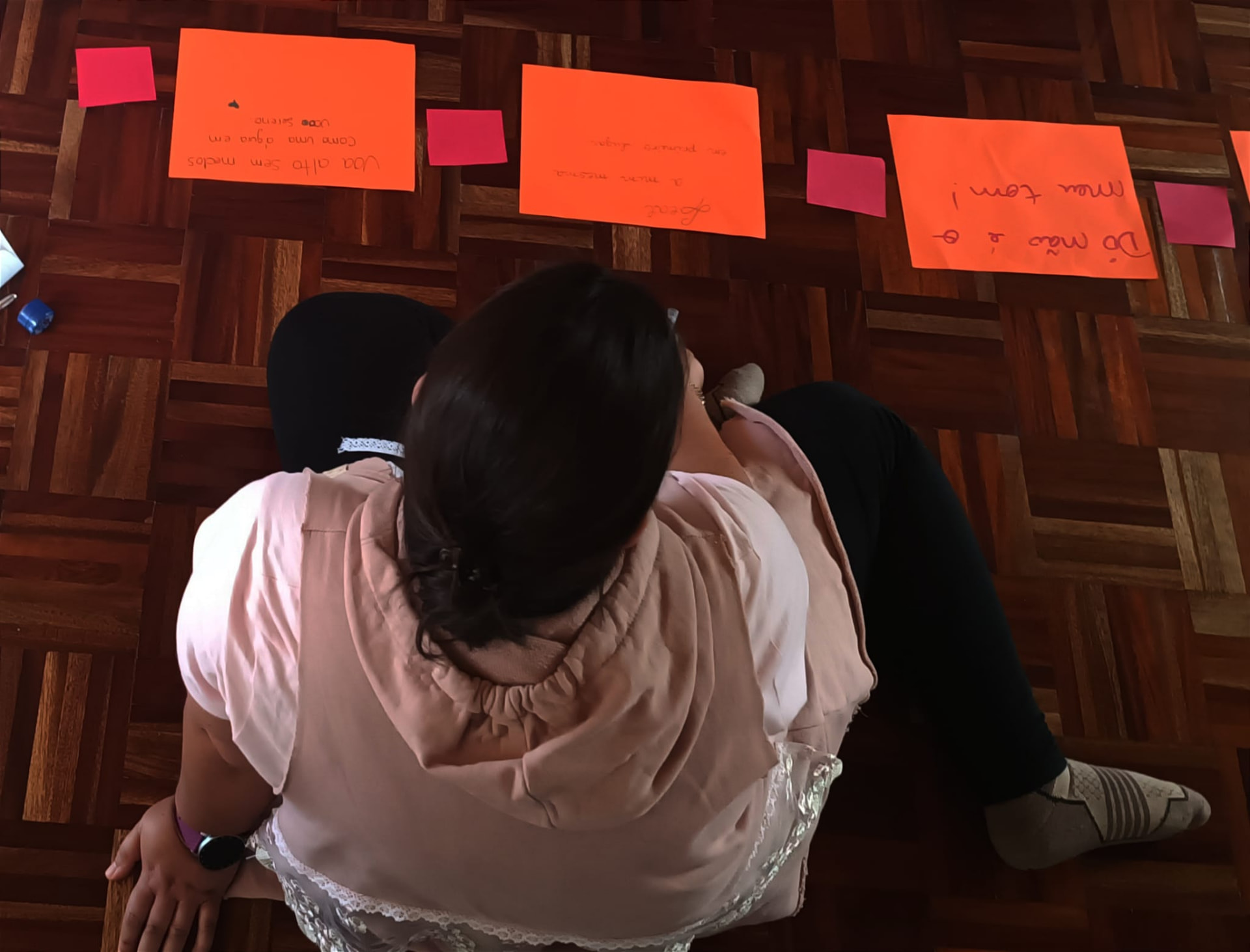 Participante a organizar frases escritas em cartões no chão