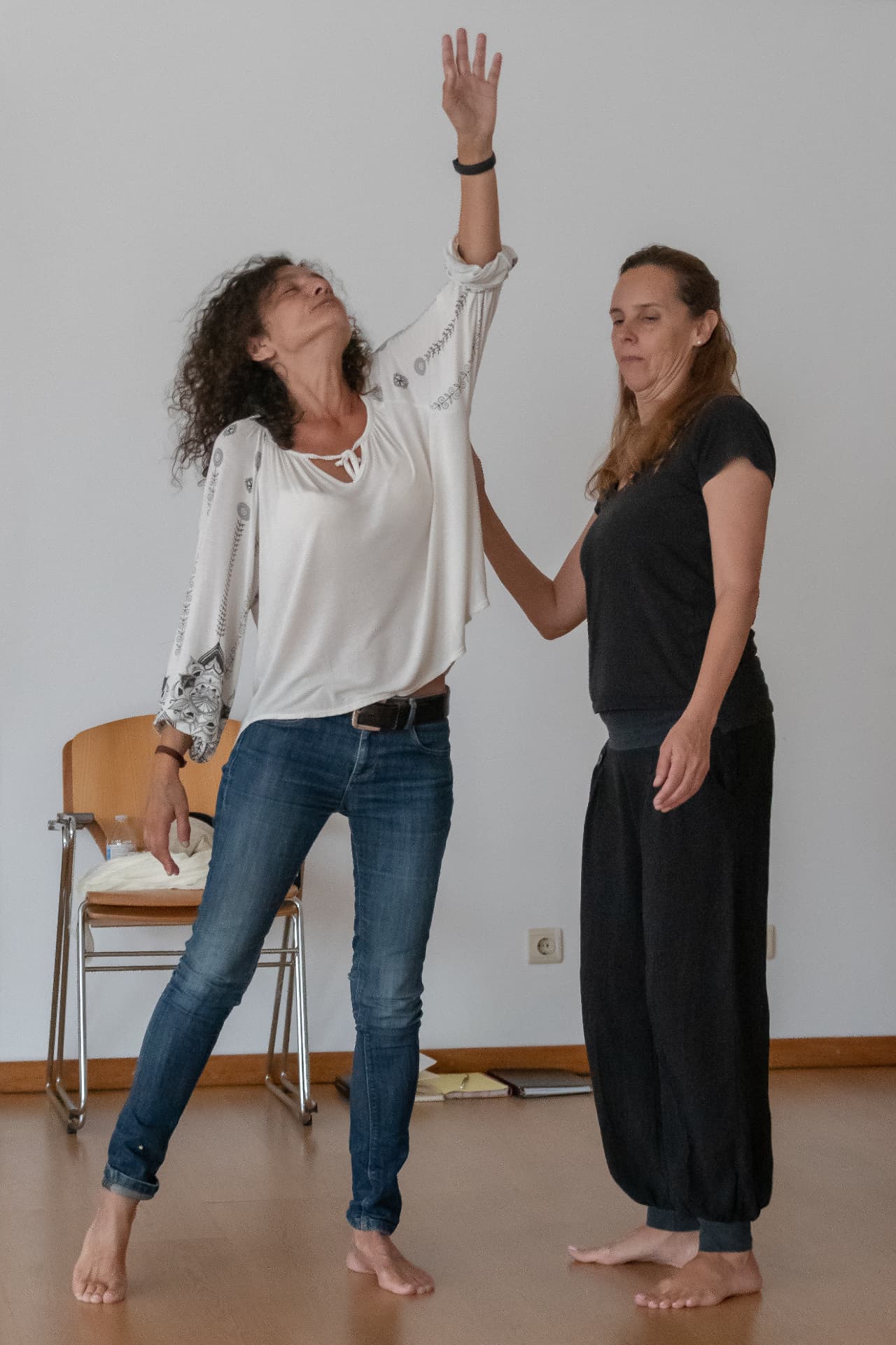 Exercício de condução do corpo entre duas mulheres