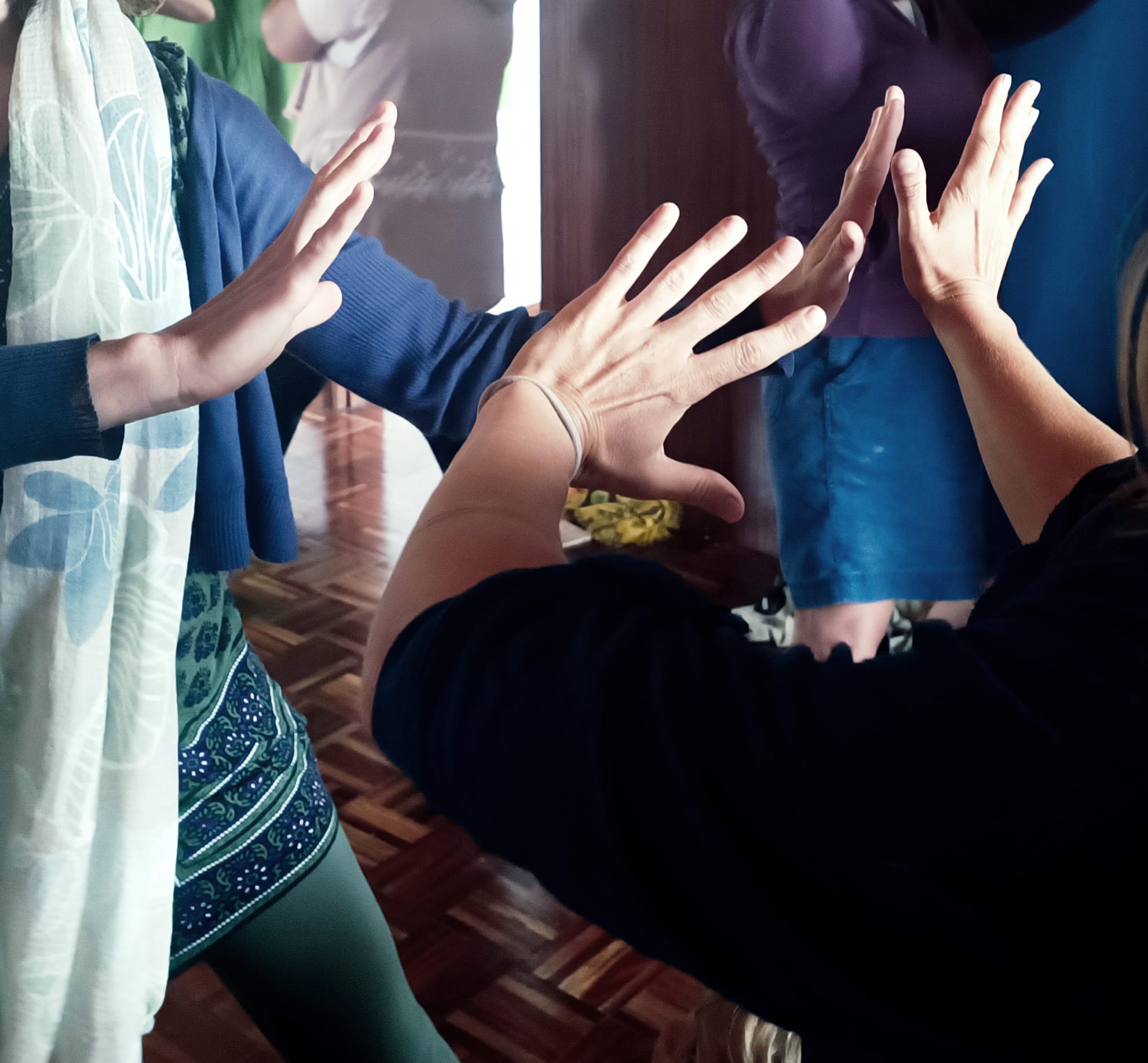 Mãos erguidas em exercício de contacto e espelho