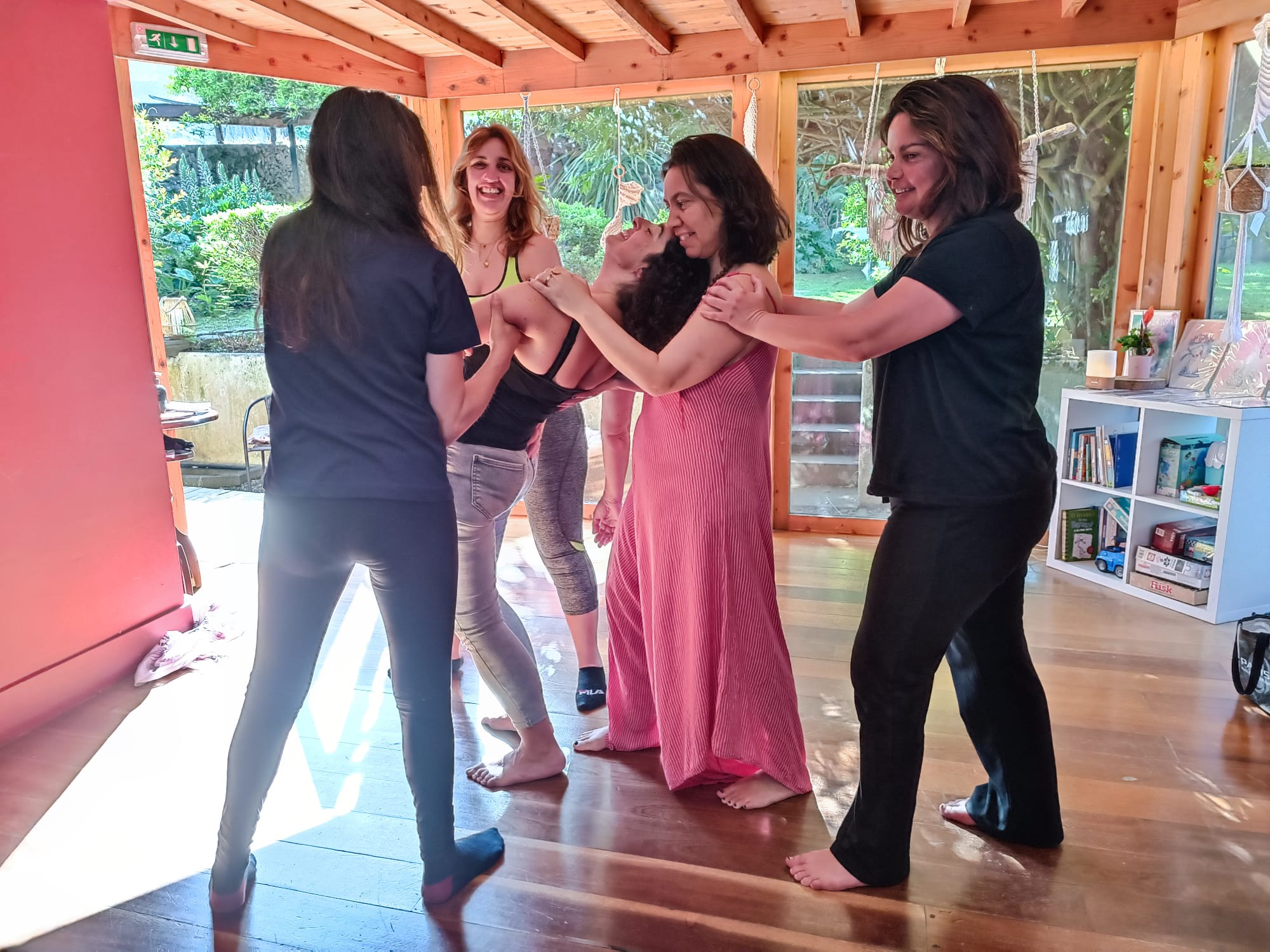 Participantes em exercício de confiança e apoio durante o workshop no Faial