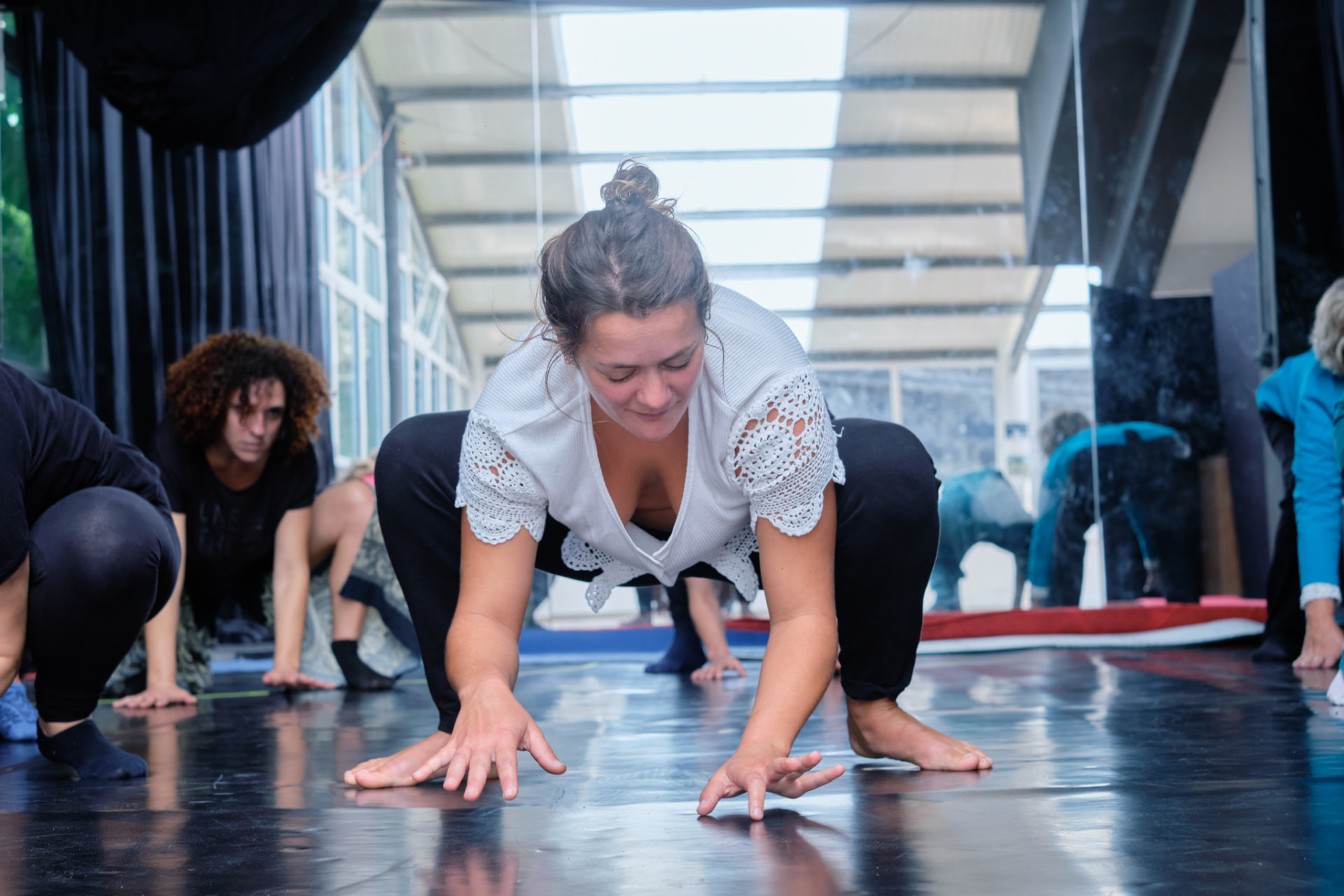 Exercício de corpo no chão da sala de ensaio