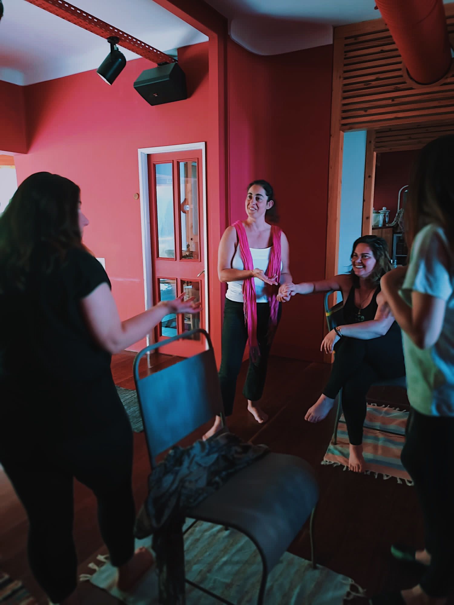 Exercício de improvisação em grupo na sala vermelha